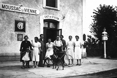 Groupe-de-réfugiés-sur-le-quai-de-la-gare-de-Moussac-en-1940-Coll-Maria-Bour 395x264