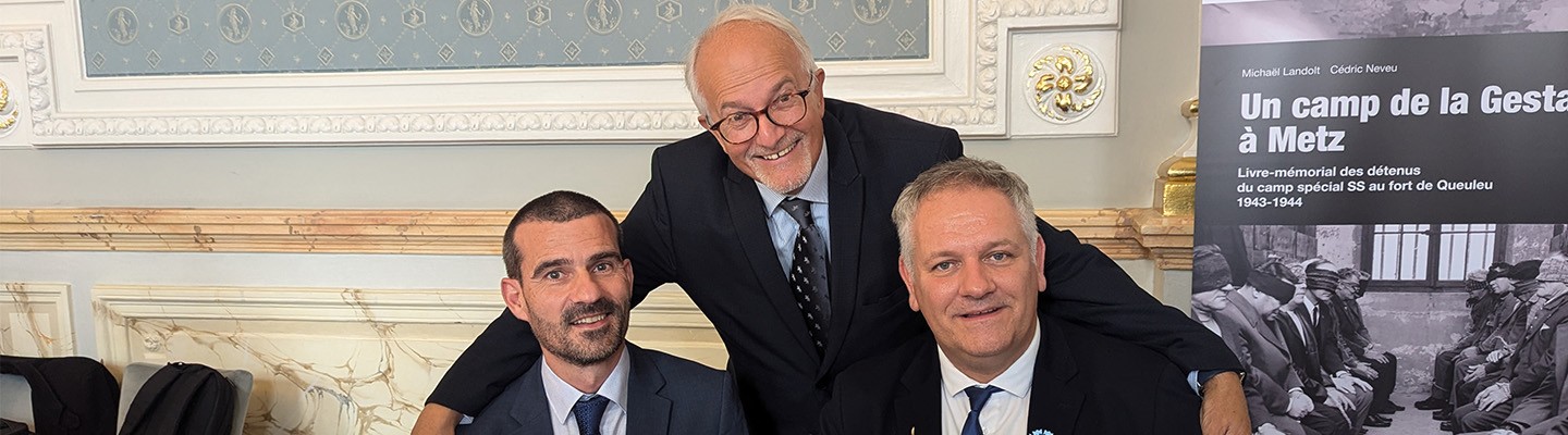 Thierry Nicolas, entouré des auteurs du livremémorial, Cédric Neveu et Mickaël Landolt.